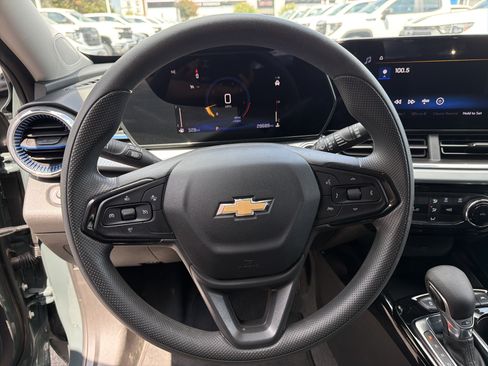 Used 2025 Chevrolet Trax LT FWD image 18