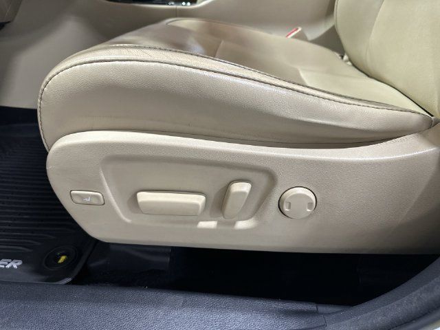 Used 2017 Toyota Highlander XLE FWD image 18