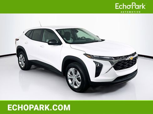 Used 2025 Chevrolet Trax LS image 1