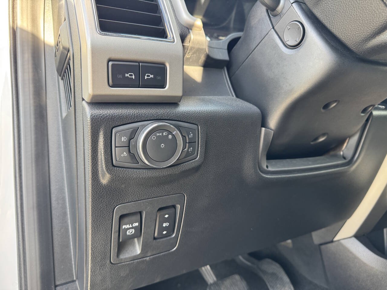 Used 2019 Ford F150 Lariat w/ Equipment Group 502A Luxury AWD/4WD image 17