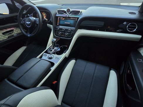Used 2022 Bentley Bentayga image 48