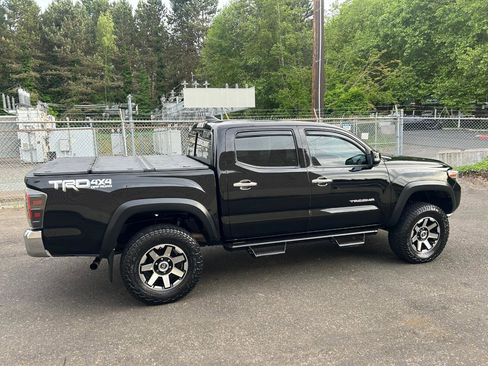 Used 2017 Toyota Tacoma TRD Off-Road AWD/4WD image 5