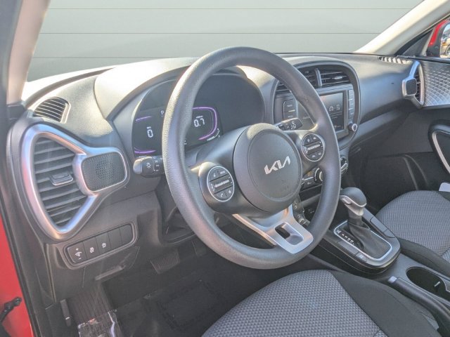 Used 2025 Kia Soul LX w/ LX Technology Package FWD image 11