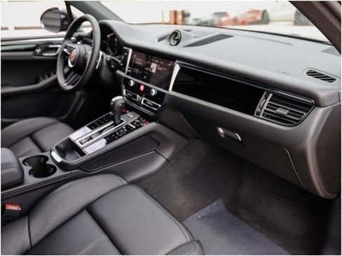 Certified 2025 Porsche Macan image 26