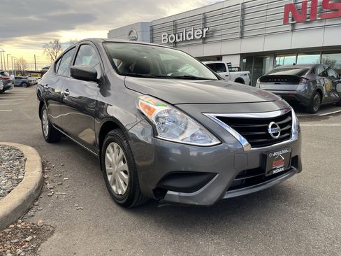 Used 2018 Nissan Versa SV image 3
