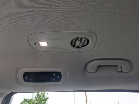 Used 2022 Chrysler Voyager LX FWD image 17