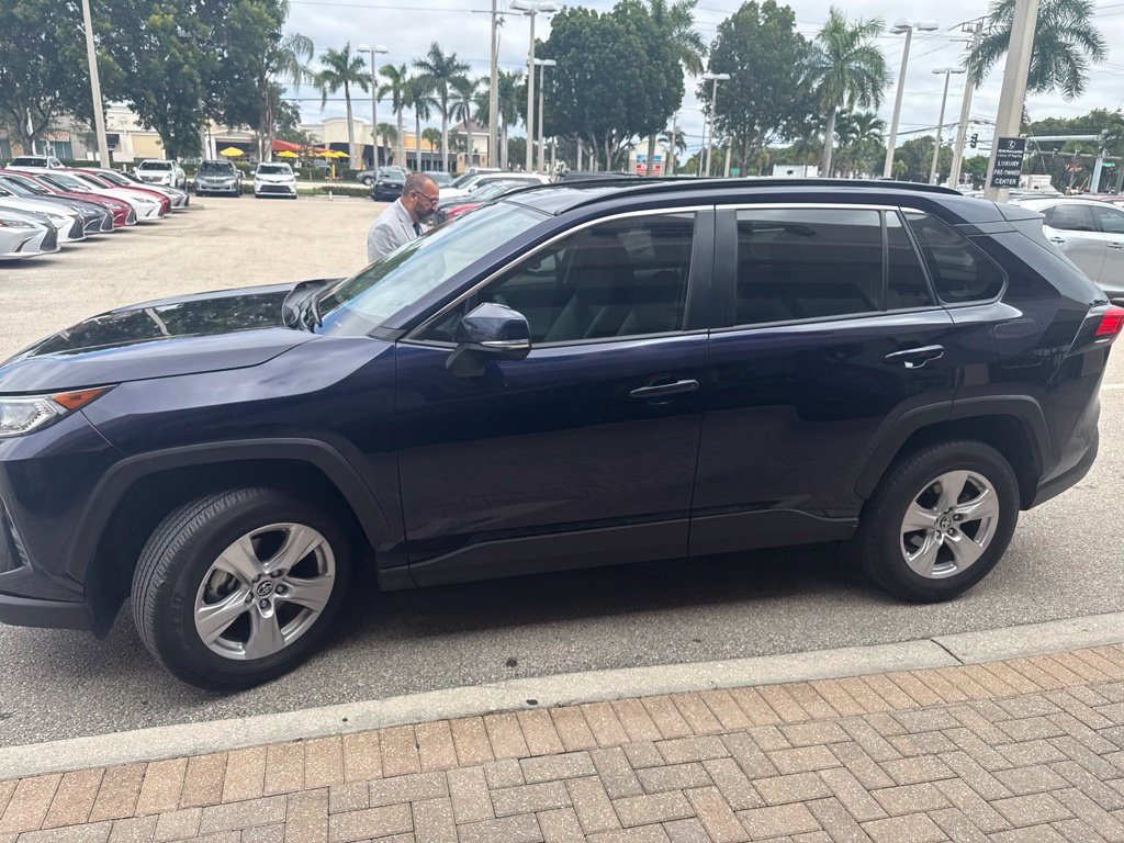 Used 2021 Toyota RAV4 XLE w/ Convenience Package FWD image 4