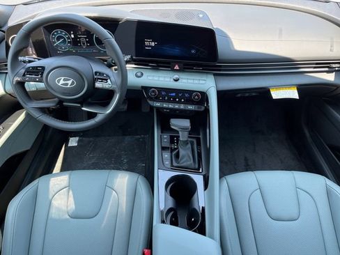 Certified 2025 Hyundai Elantra Limited FWD image 12