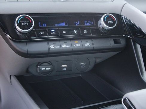 Certified 2025 Hyundai Elantra SEL image 18