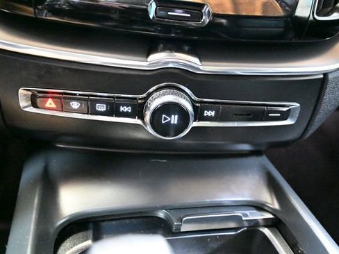 Used 2024 Volvo XC60 B5 Core AWD/4WD image 32