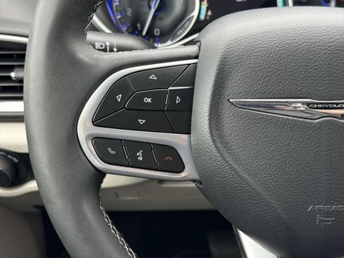 Used 2024 Chrysler Pacifica Touring-L FWD image 15