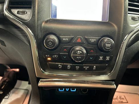 Used 2021 Jeep Grand Cherokee Laredo AWD/4WD image 18