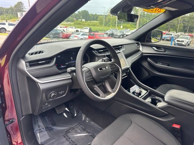 Used 2025 Jeep Grand Cherokee Laredo RWD image 9