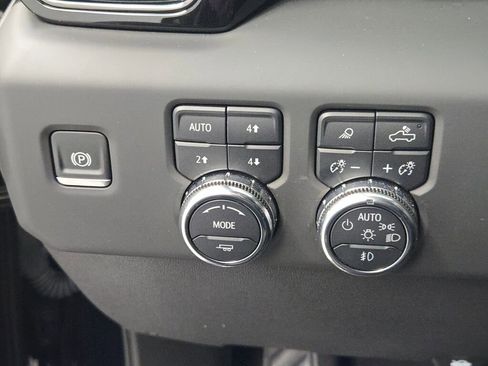 Used 2025 GMC Sierra 1500 AT4 w/ AT4 Premium Package AWD/4WD image 32