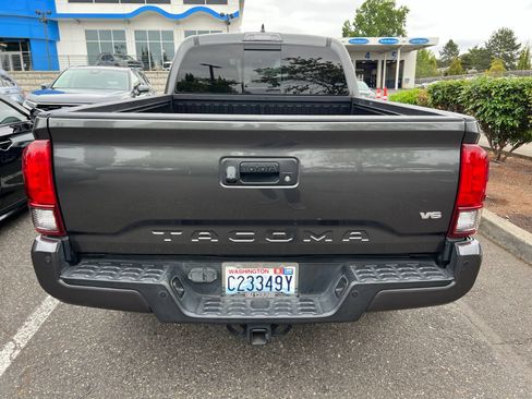 Used 2019 Toyota Tacoma TRD Off-Road w/ Technology Package AWD/4WD image 5