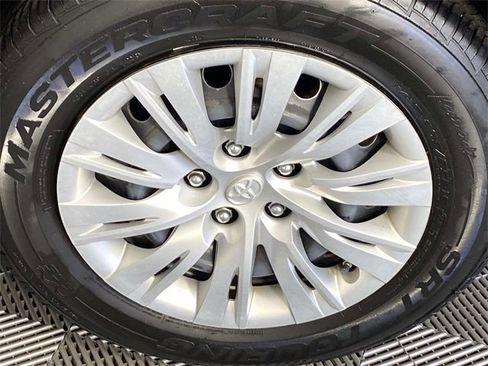 Used 2013 Toyota Camry LE image 27