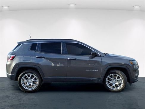 Used 2023 Jeep Compass Latitude w/ Sun and Sound Group image 5
