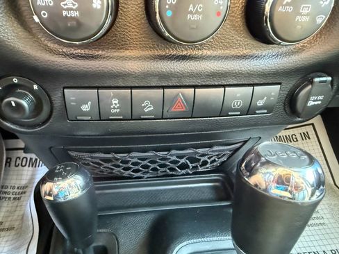 Used 2015 Jeep Wrangler Unlimited Sahara w/ Connectivity Group AWD/4WD image 22