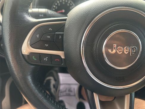 Used 2017 Jeep Renegade Latitude w/ Cold Weather Group FWD image 22