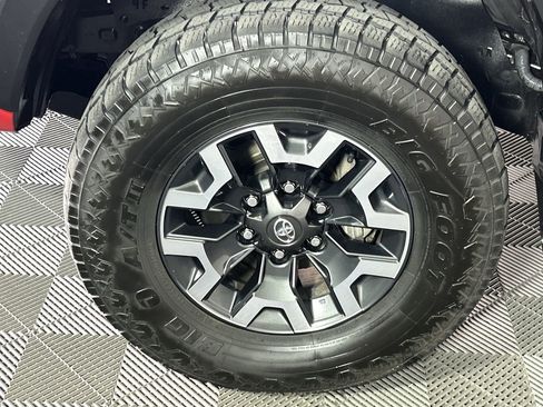 Used 2022 Toyota Tacoma TRD Off-Road w/ TRD Premium Off Road Package AWD/4WD image 10