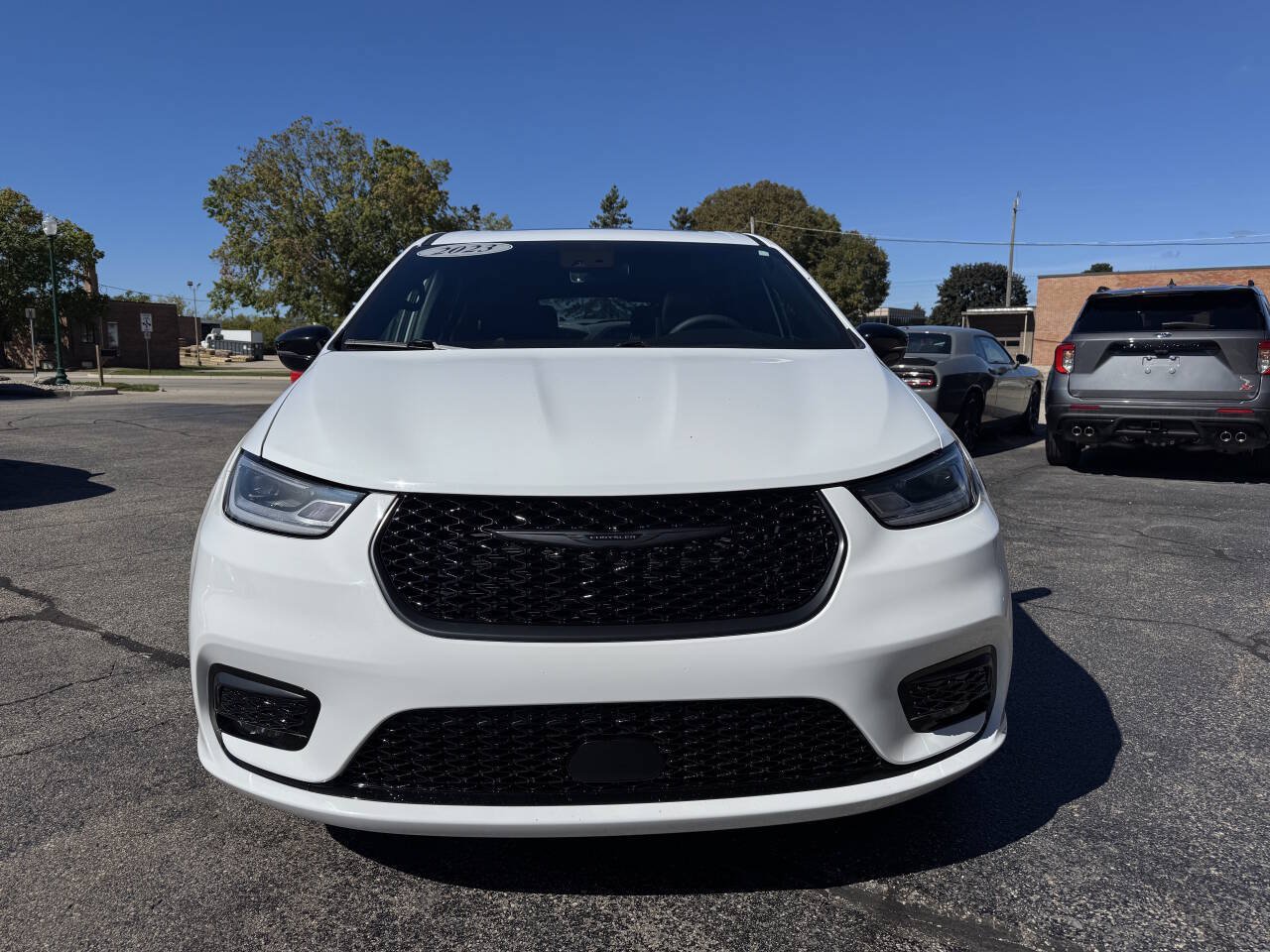 Used 2023 Chrysler Pacifica Limited w/ Uconnect Theater Family Group FWD image 5