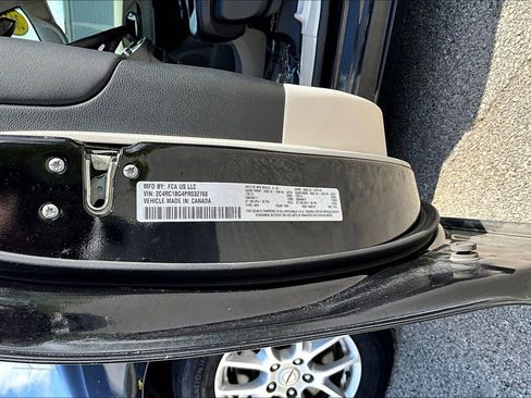 Used 2023 Chrysler Pacifica Touring-L FWD image 17