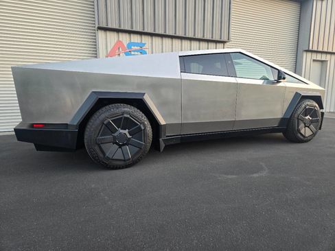 Used 2024 Tesla Cybertruck AWD Crew Cab image 9