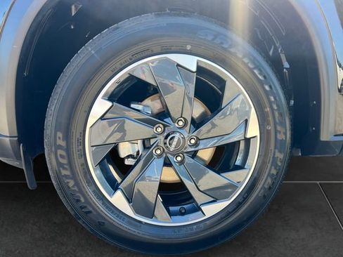 Used 2025 Nissan Rogue SV AWD/4WD image 9