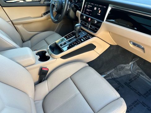 Certified 2025 Porsche Macan image 17