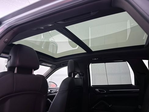 Used 2018 Porsche Cayenne Platinum Edition w/ Premium Package Plus image 24