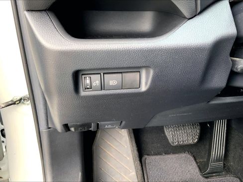 Used 2022 Toyota RAV4 XLE AWD/4WD image 32