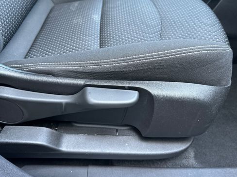 Used 2024 GMC Terrain SLE image 23