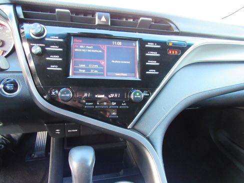 Used 2018 Toyota Camry XSE image 17