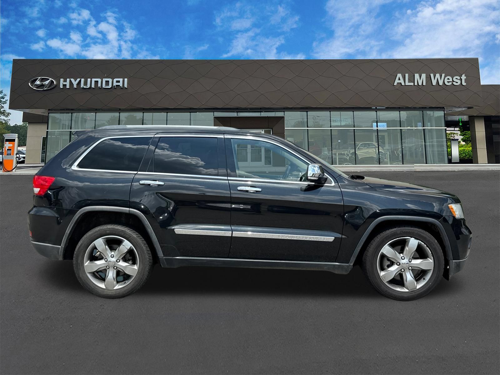 Used 2011 Jeep Grand Cherokee Limited w/ Luxury Group II AWD/4WD image 4