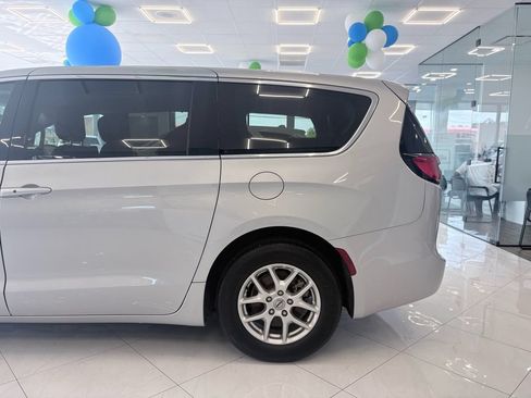 Used 2024 Chrysler Pacifica Touring-L FWD image 7