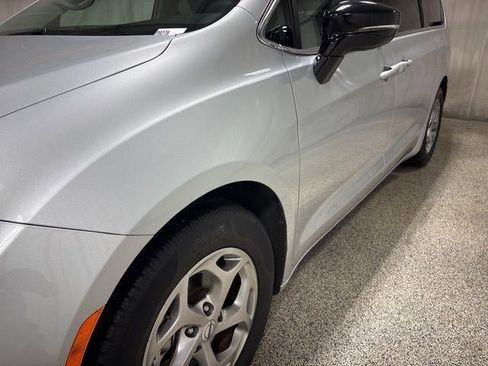 Used 2024 Chrysler Pacifica Limited image 10