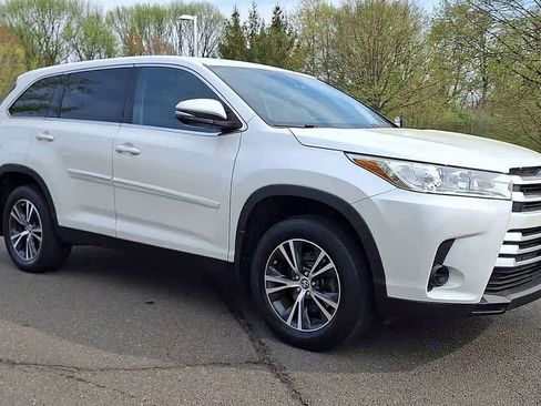 Used 2019 Toyota Highlander LE image 2