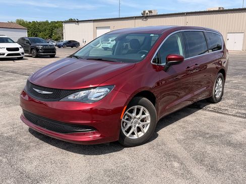 Used 2023 Chrysler Voyager LX FWD image 1