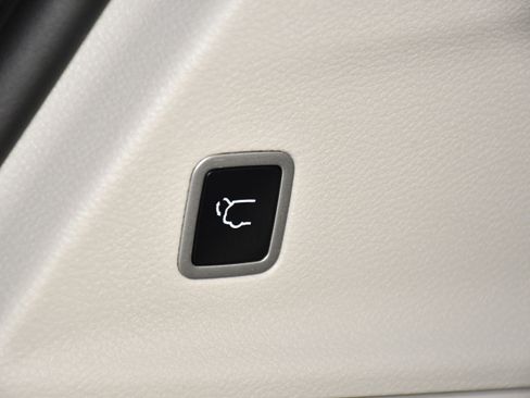 Used 2023 Chrysler Pacifica Limited FWD image 50