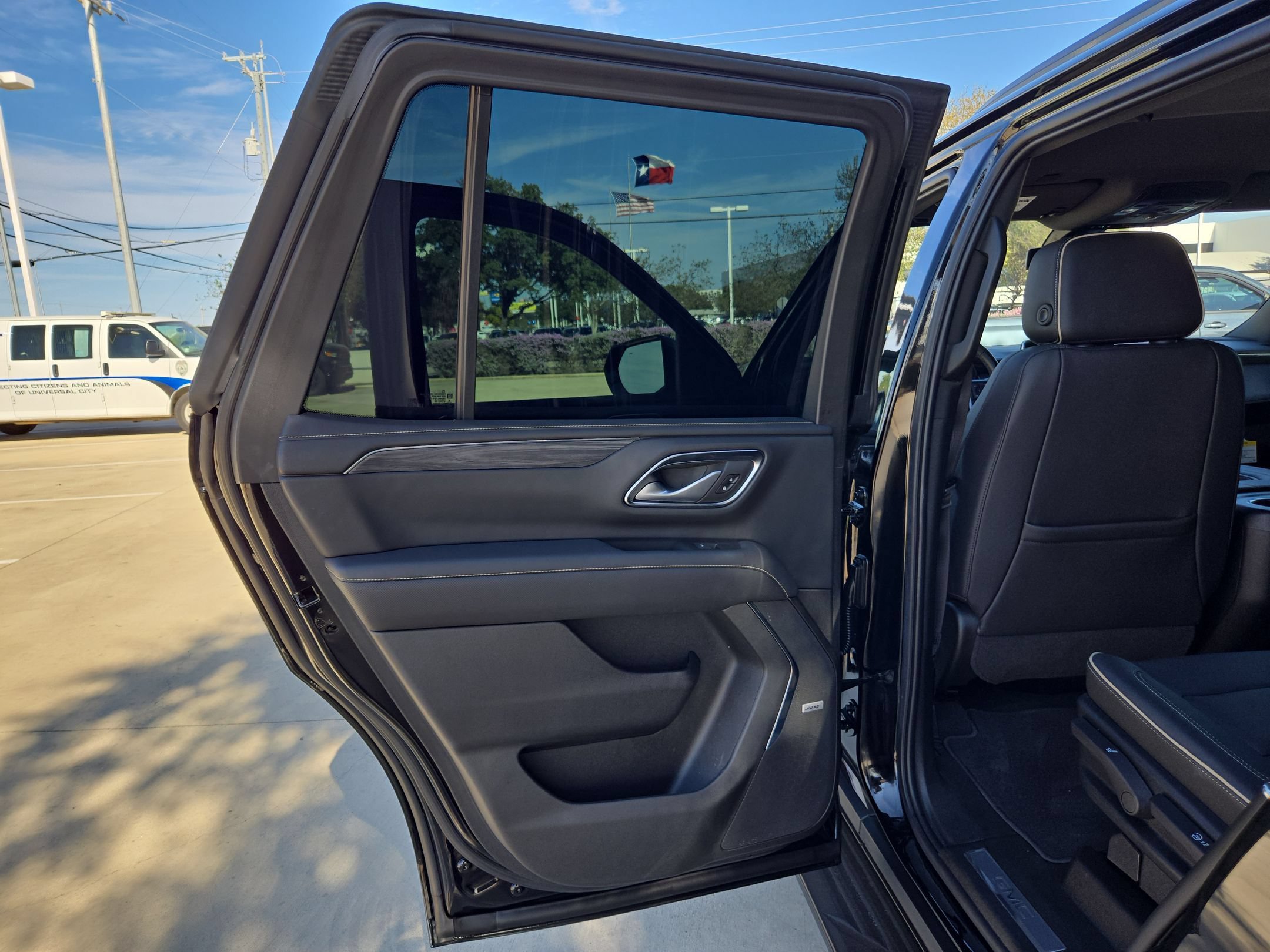 Certified 2022 GMC Yukon SLT w/ SLT Luxury Package AWD/4WD image 14