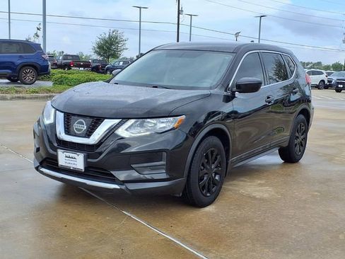 Used 2017 Nissan Rogue S image 3