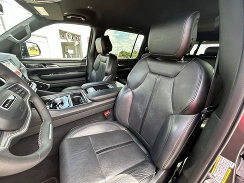 Used 2024 Jeep Wagoneer Series III AWD/4WD image 17