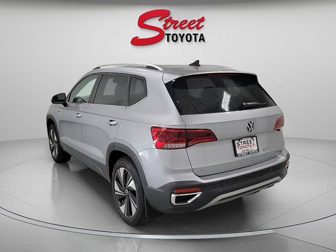 Used 2024 Volkswagen Taos SE w/ Panoramic Sunroof Package AWD/4WD image 2