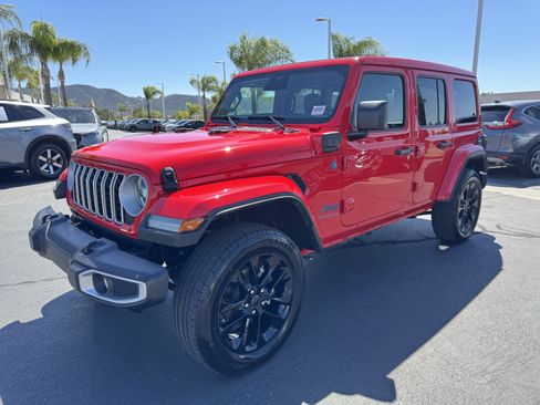 Used 2025 Jeep Wrangler Unlimited Sahara w/ Safety Group AWD/4WD image 5