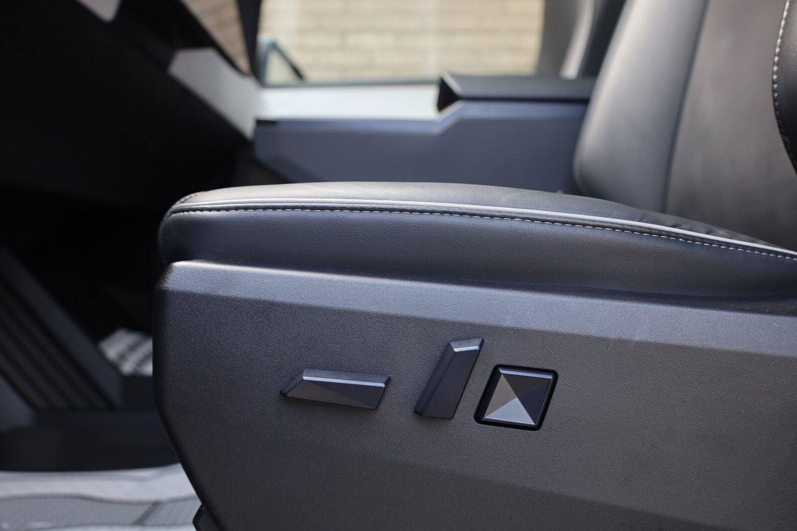 Used 2024 Tesla Cybertruck AWD Crew Cab image 20
