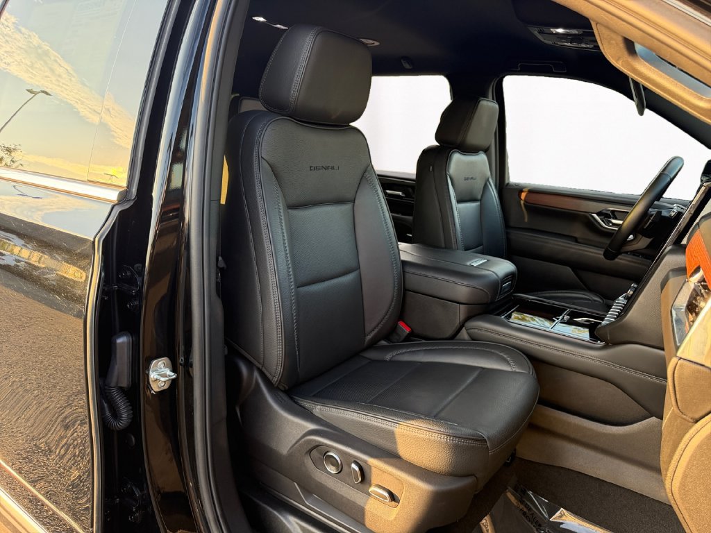 Used 2025 GMC Yukon XL Denali AWD/4WD image 15