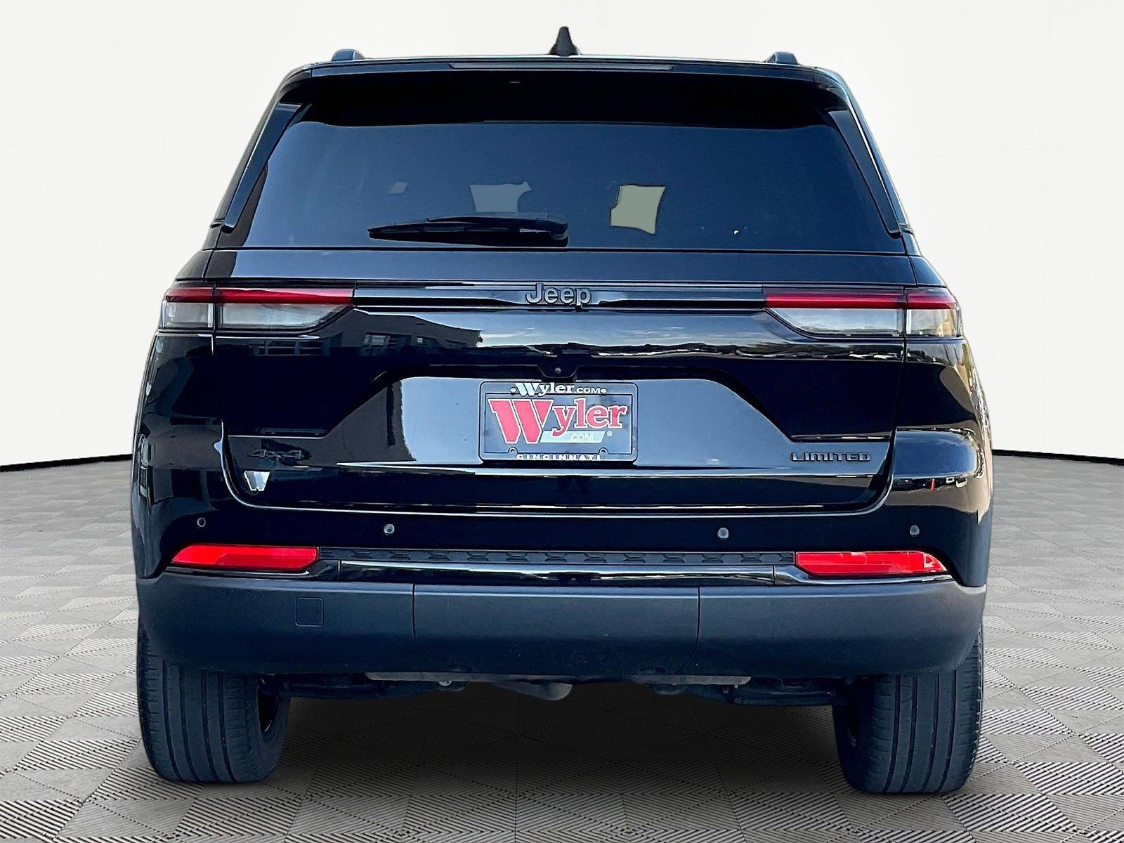 Used 2023 Jeep Grand Cherokee Limited w/ Black Appearance Package AWD/4WD image 5