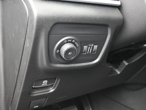 Used 2025 Jeep Grand Cherokee Limited image 17