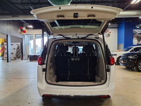 Used 2018 Chrysler Pacifica Touring Plus w/ Tire & Wheel Group image 9