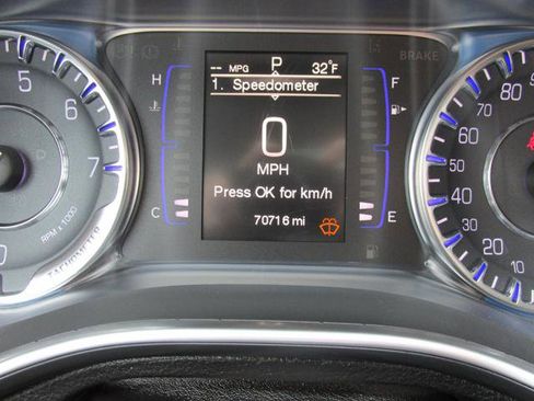 Used 2015 Chrysler 200 Limited w/ Convenience Group image 2